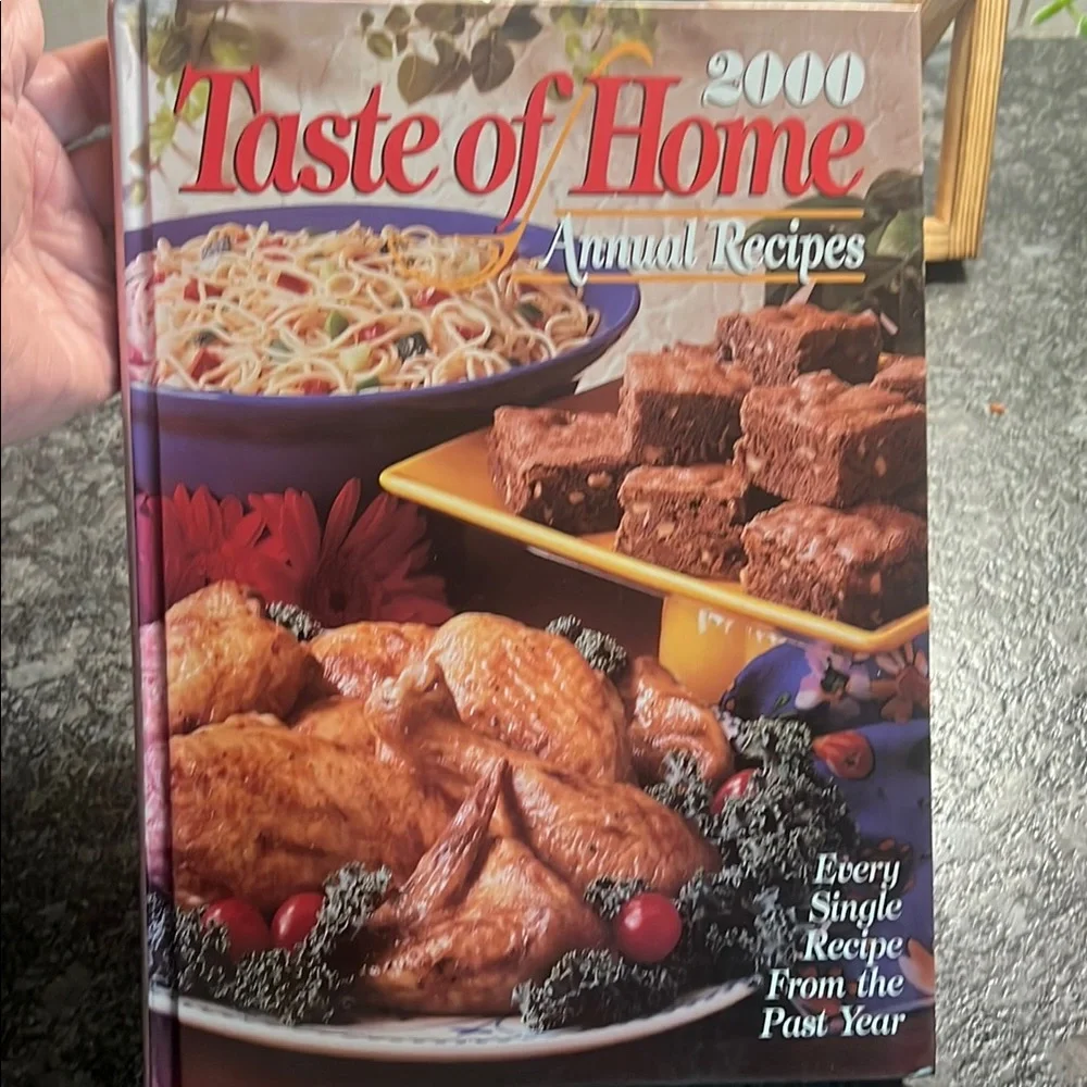Taste Of Home Annual Recipies  Kitchen Cookbook 2000 Hardcover